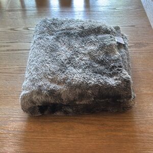 Cozy Faux Fur Throw Blanket in Gray